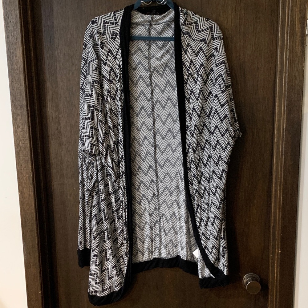 *4/$20* Fire Los Angeles Black and White Chevron Cardigan